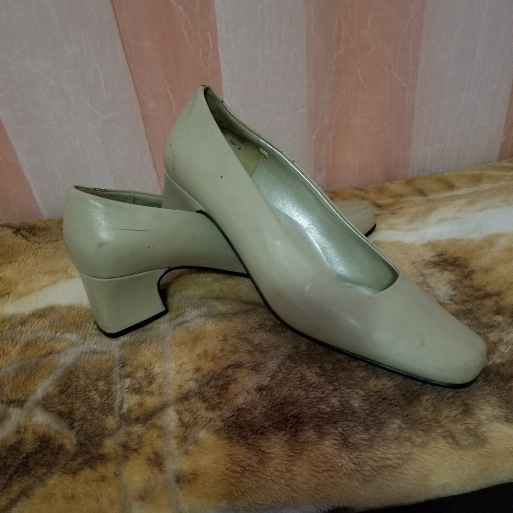 Used upstage comfort block heel shoe